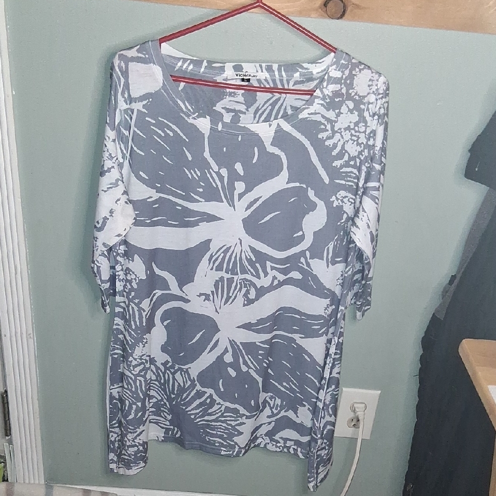 Elegant Floral Short Sleeve Top in Gray